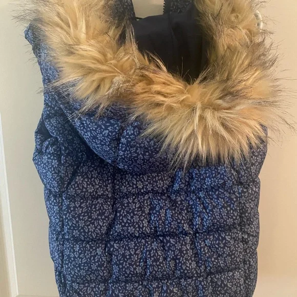Gap Puffer Vest - Picture 2 of 3